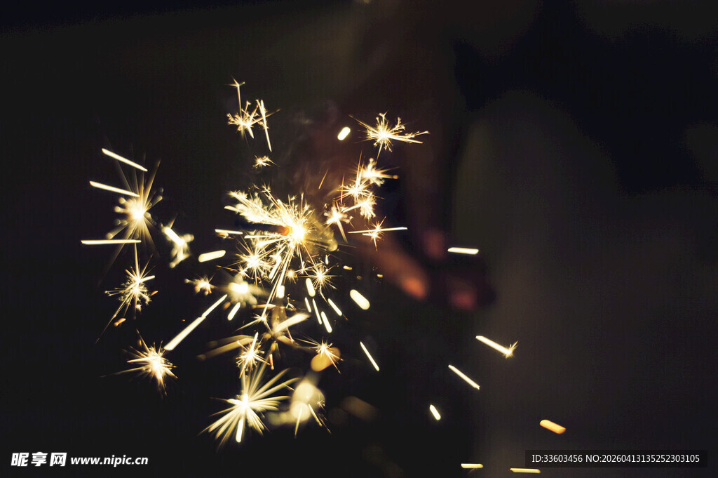 手持烟花绽放瞬间