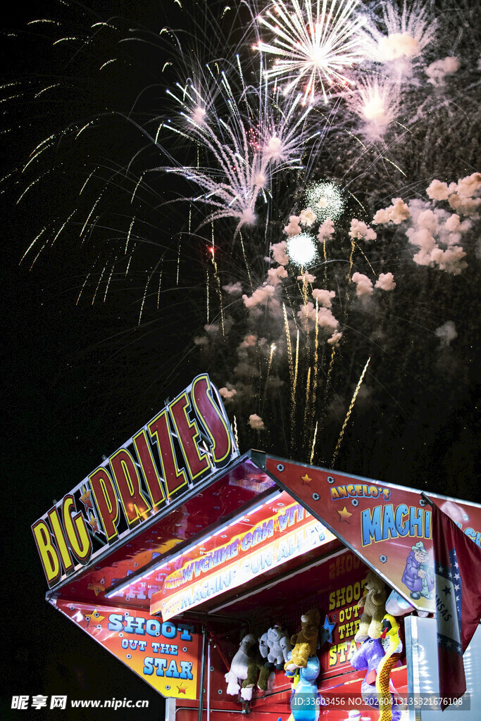 游乐园烟花秀绚丽场景