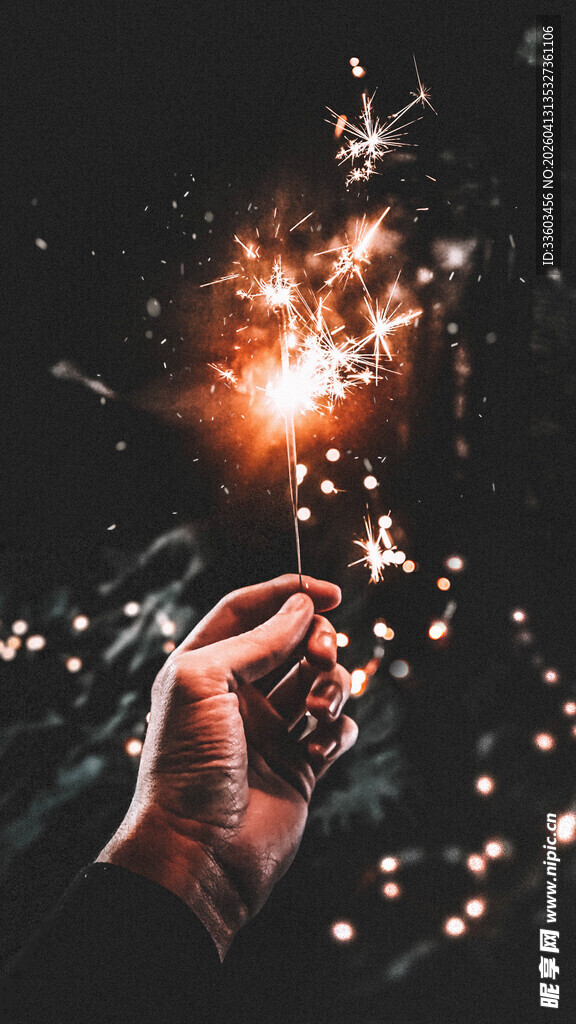 手持仙女棒绽放璀璨光芒