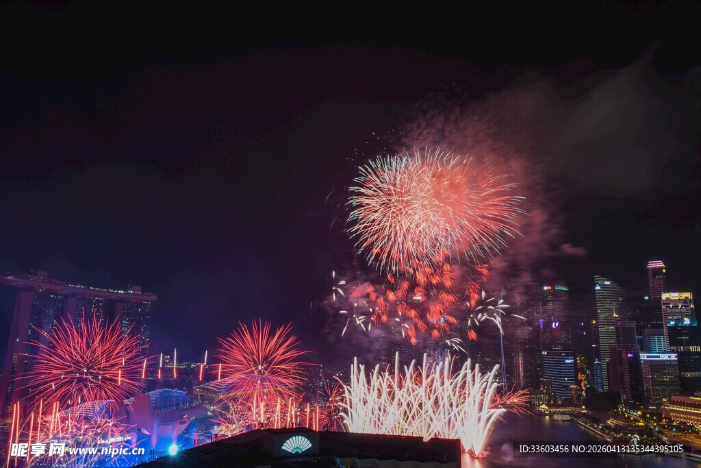 城市夜空绚烂烟花绽放
