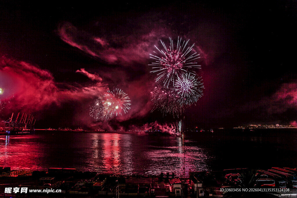 夜空中绚烂的红色烟花秀
