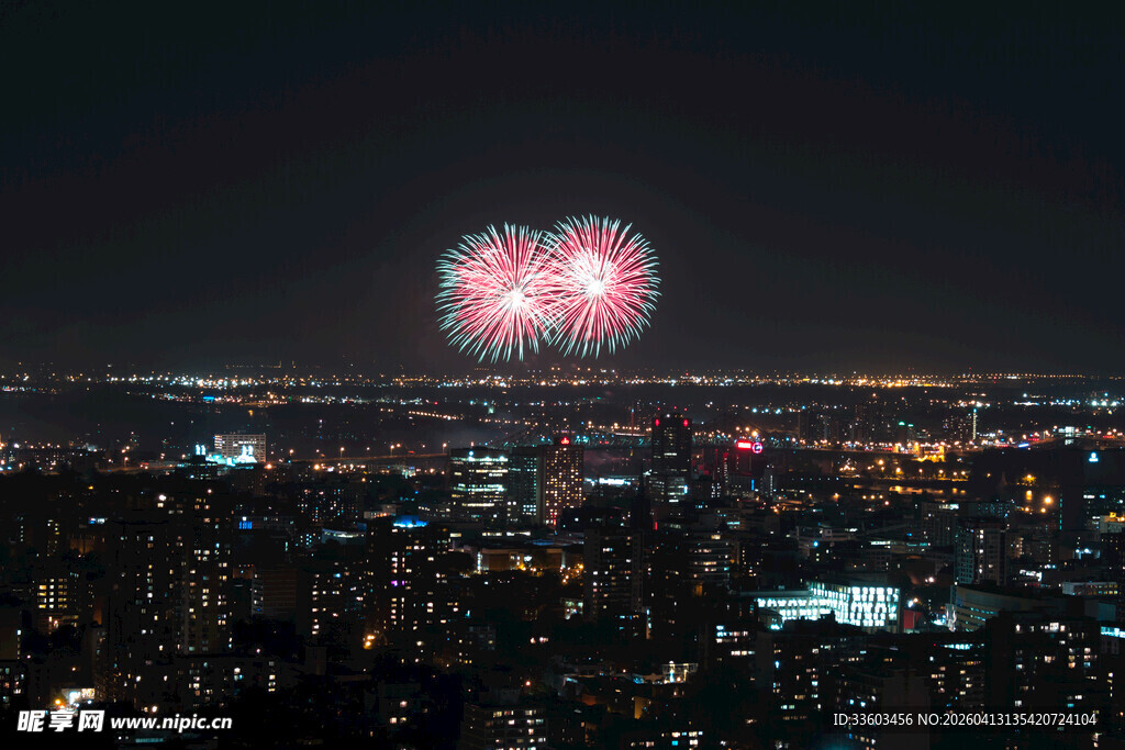 城市夜空绽放绚丽烟花