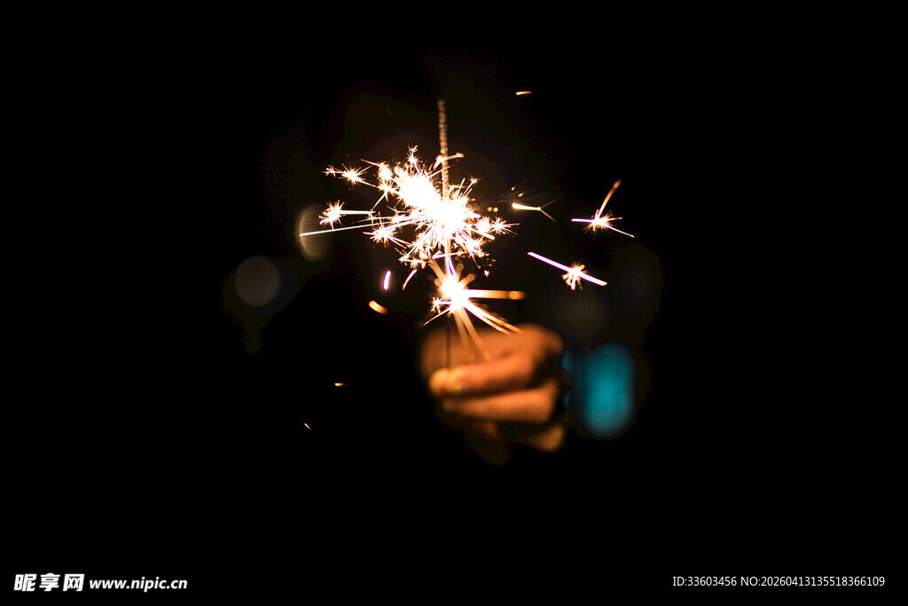 手持闪耀仙女棒的温馨瞬间