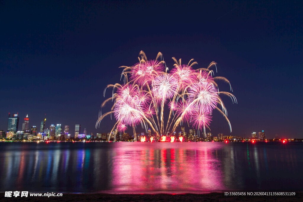 夜空中绚烂的城市烟花秀