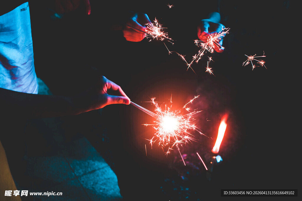 手持烟花绽放瞬间