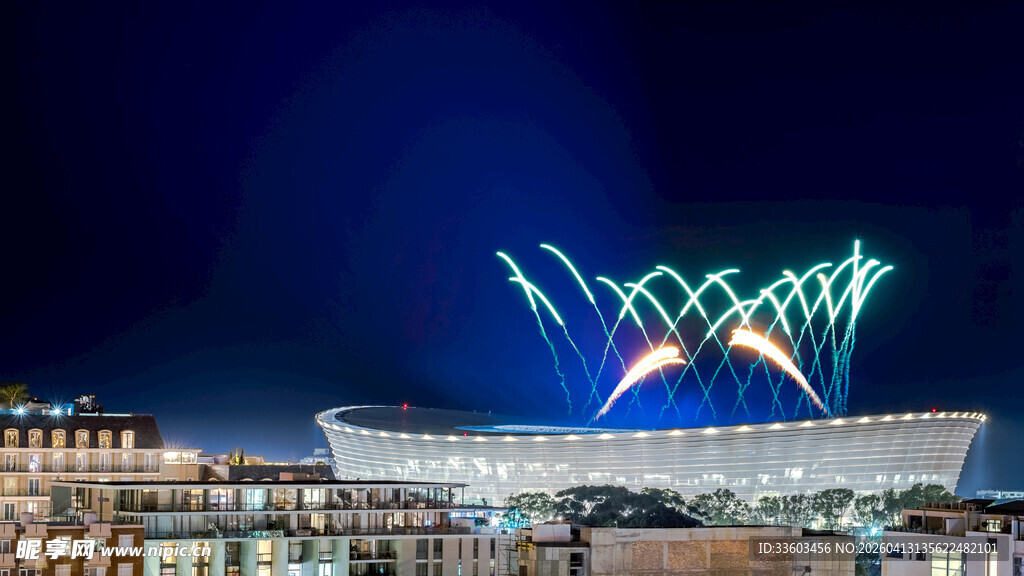 体育场夜空绽放绚烂烟花