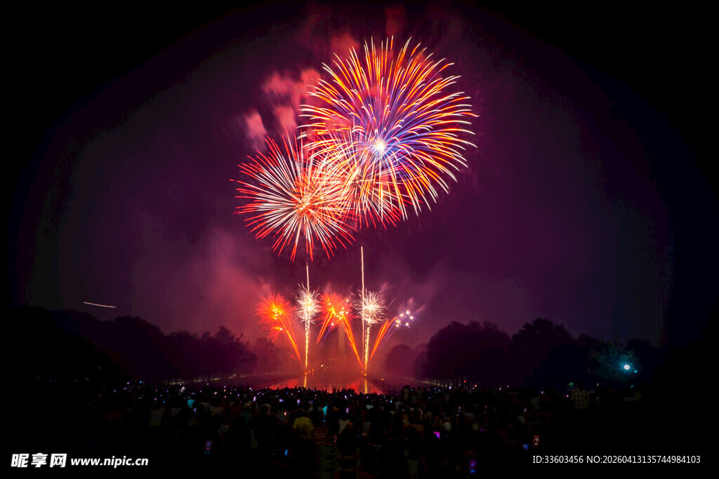 夜空中绚烂绽放的多彩烟花