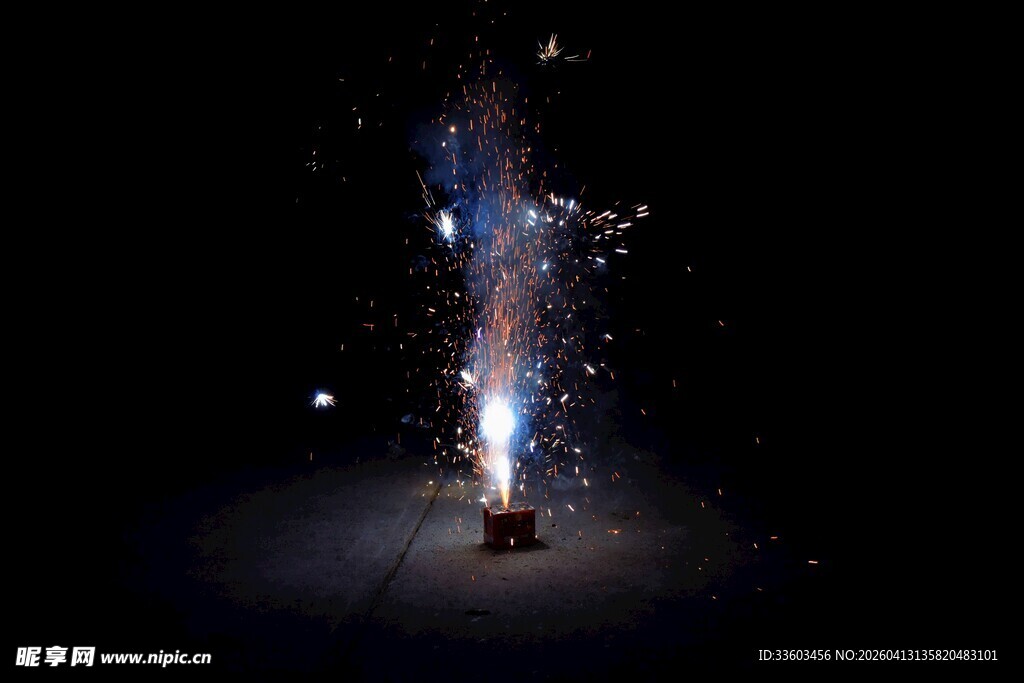 绚丽烟花绽放于黑夜之中