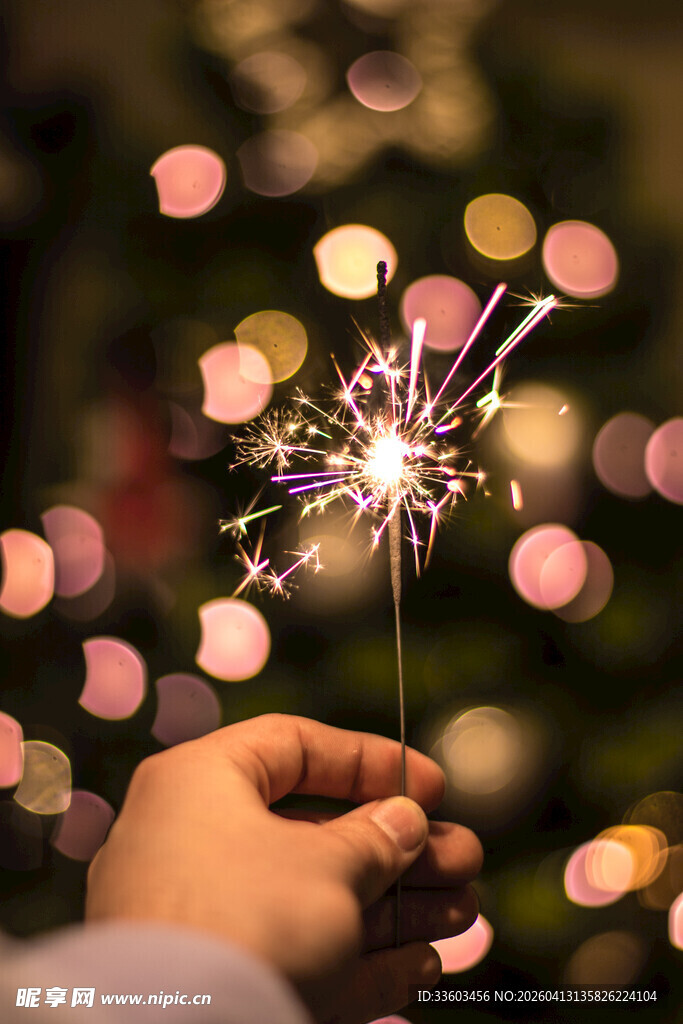 手持闪耀仙女棒的温馨瞬间