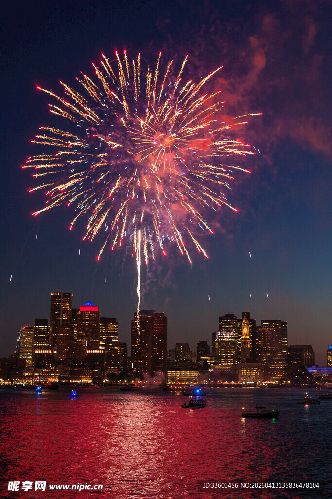 城市夜空绚烂烟花绽放