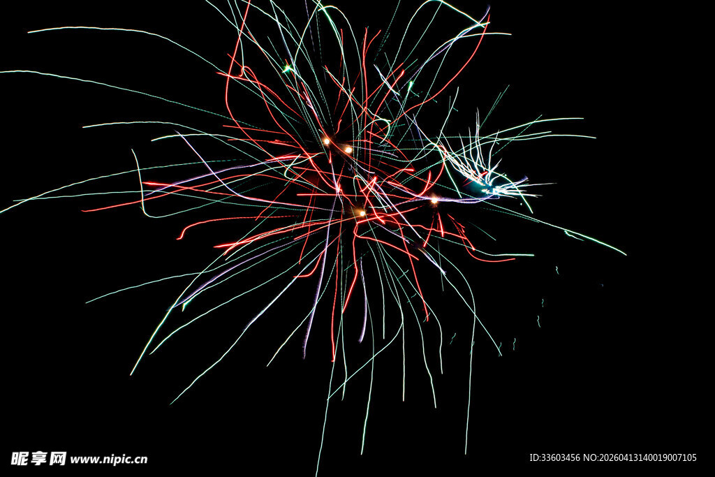 夜空中绚烂绽放的烟花