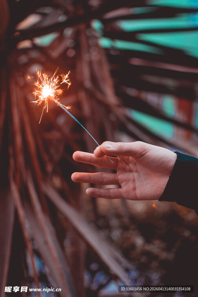 手持闪耀仙女棒的瞬间