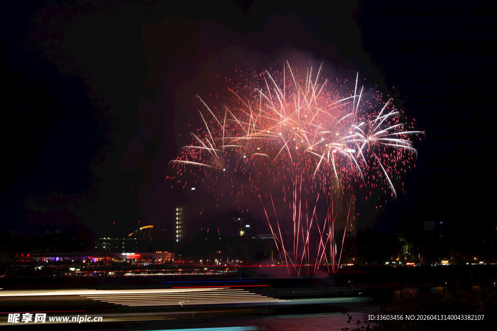 夜空中绚烂的城市烟花秀