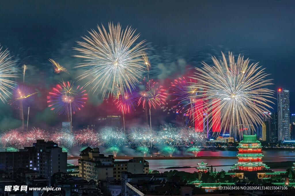 城市夜空绚烂烟花绽放
