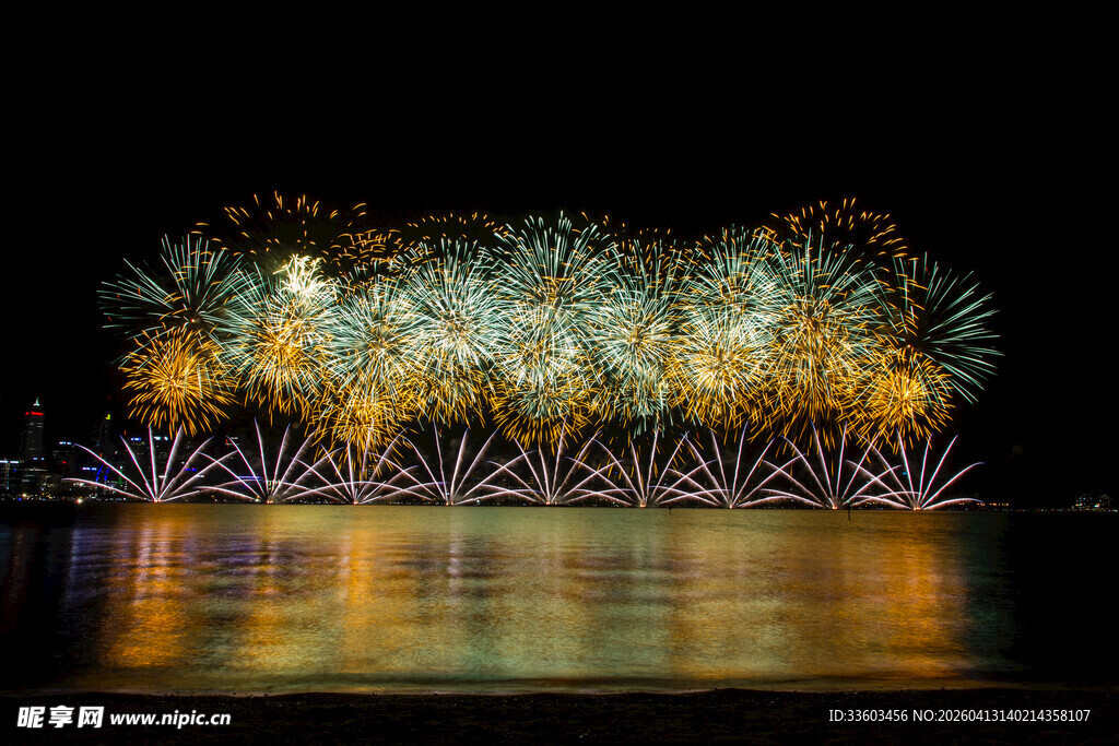 湖面烟花夜景绚丽绽放