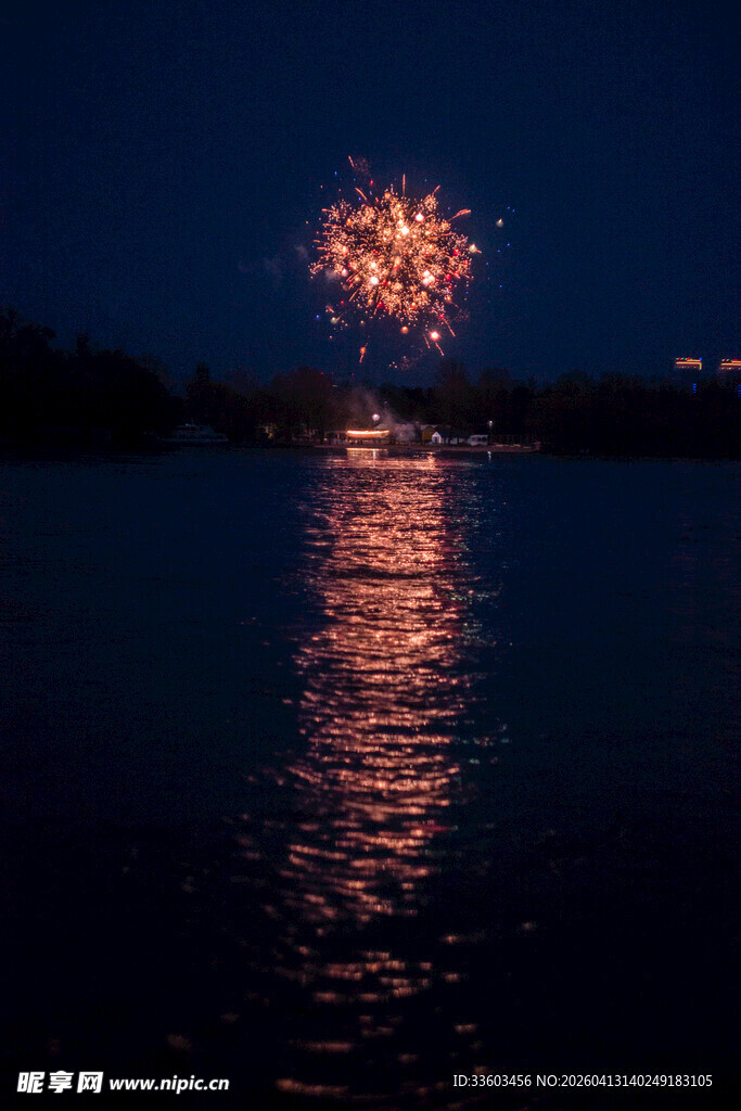 湖面烟花夜景璀璨时刻