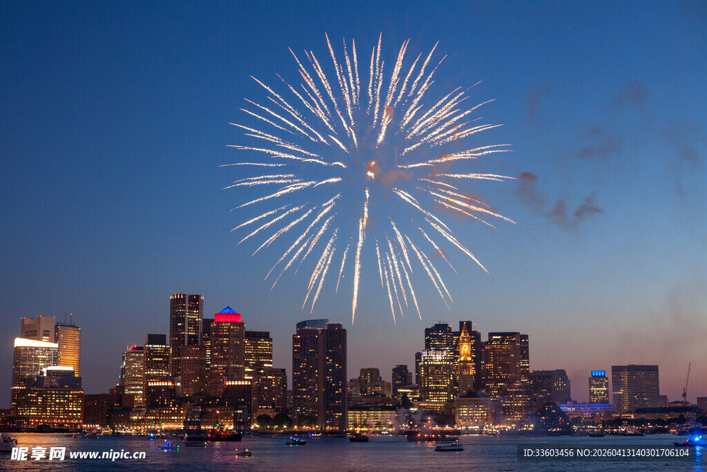 城市夜空绽放绚丽烟花