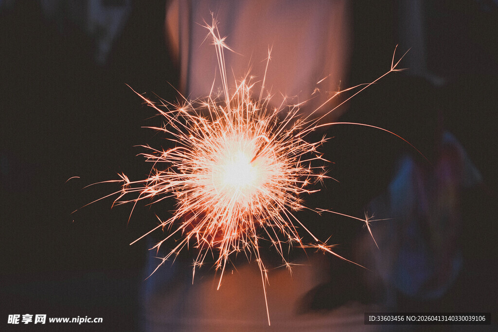 手持绚烂烟花瞬间