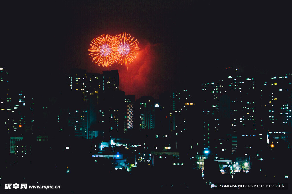 城市上空的神秘发光体