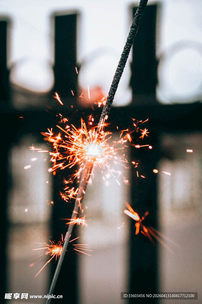 燃烧的仙女棒绽放绚烂火花