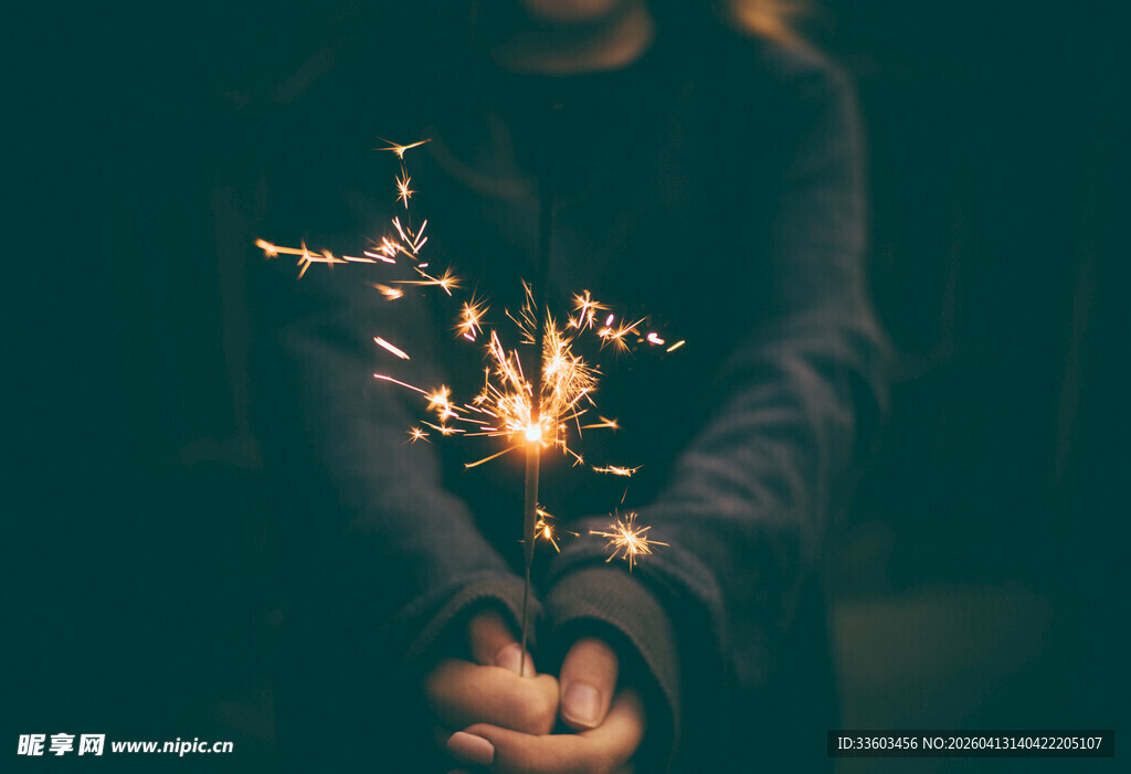 手持闪耀仙女棒的温馨画面