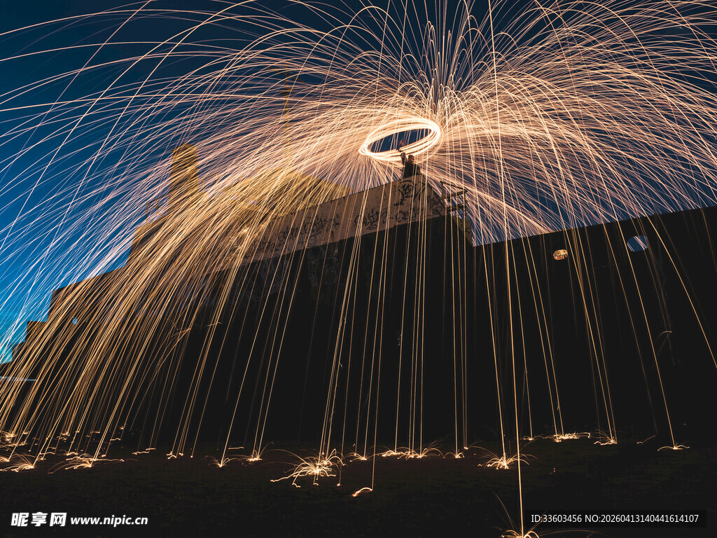 铁水烟花绽放绚丽瞬间