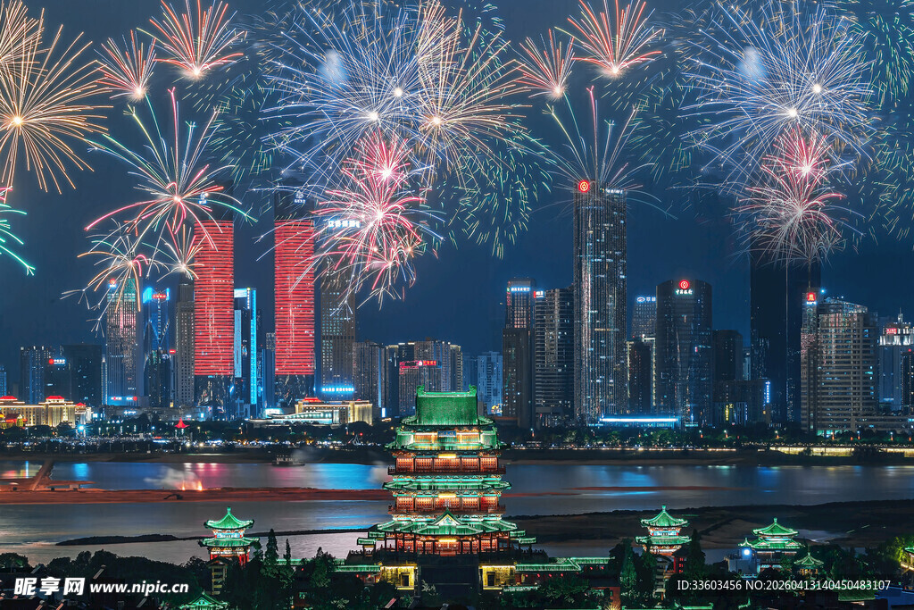 城市夜空绚烂烟花绽放