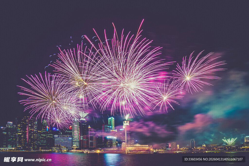 城市夜空绚烂烟花绽放