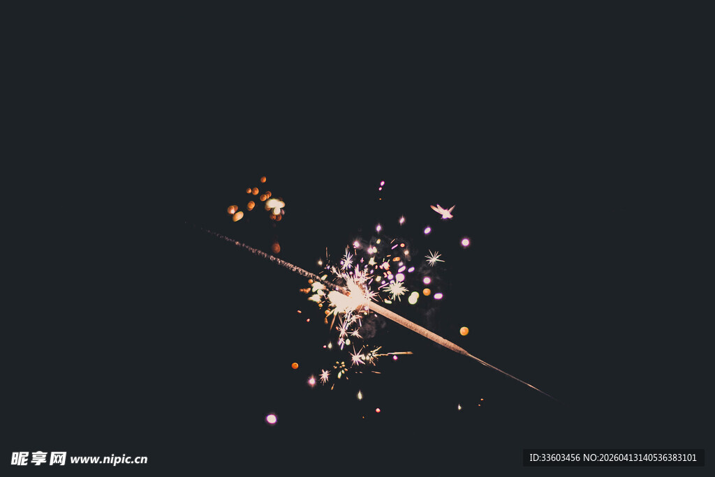 燃烧的仙女棒闪耀瞬间