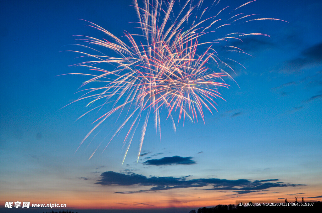 夜幕下绚烂绽放的烟花