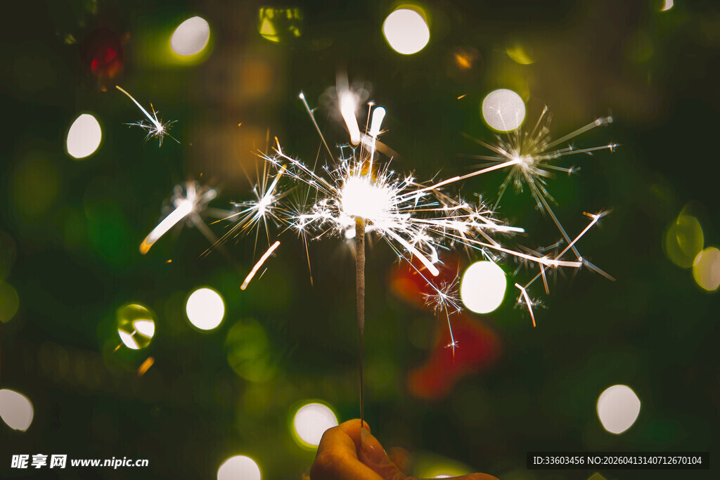 闪烁的手持烟花特写