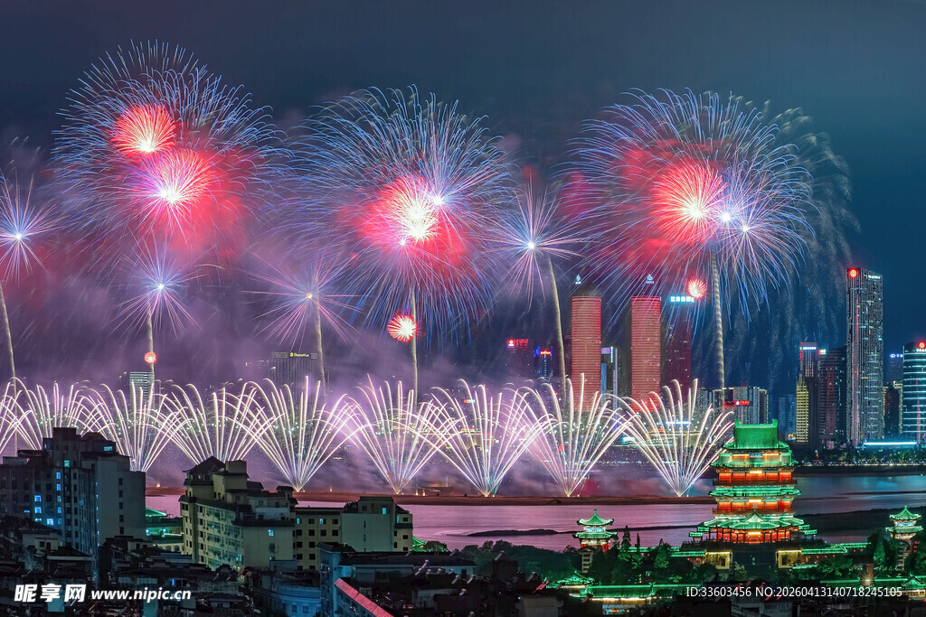 城市夜空绚烂烟花绽放
