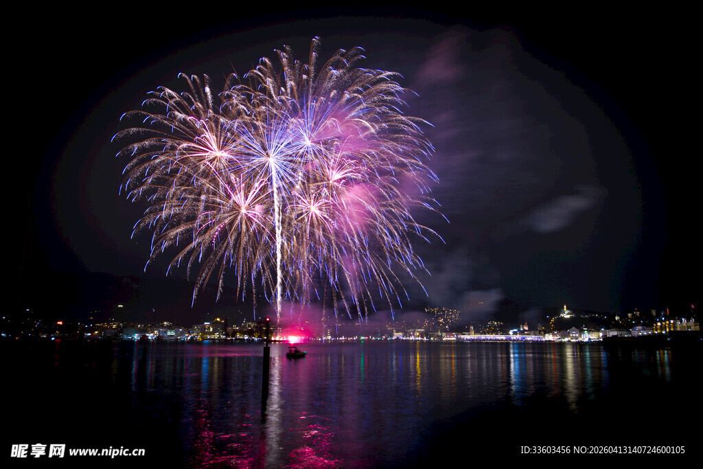 夜空中绚烂绽放的美丽烟花