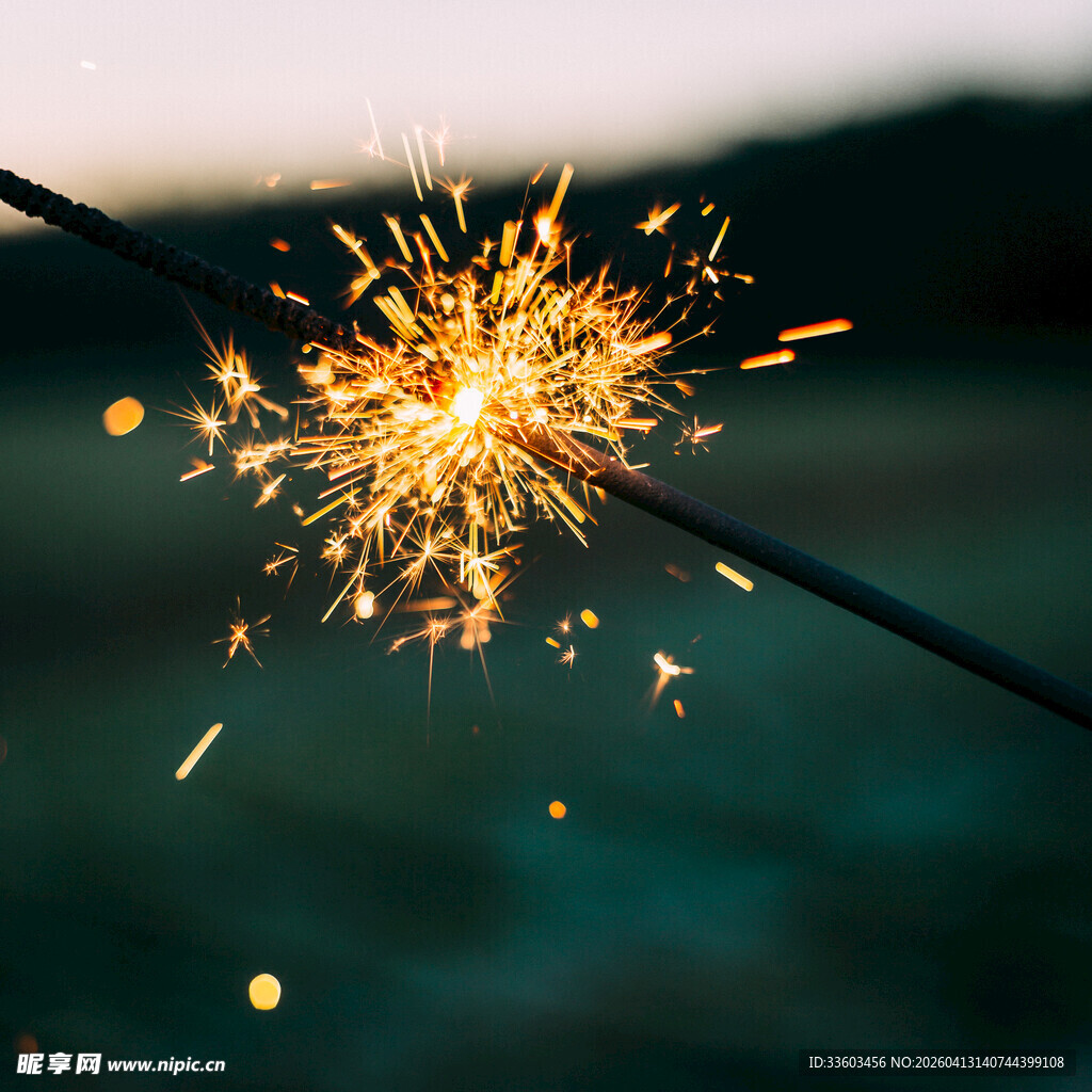 闪耀的仙女棒火花瞬间