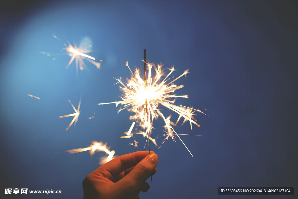 手持烟花绽放的美丽瞬间