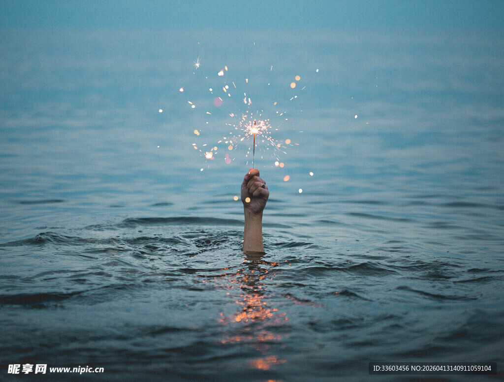 海边手持烟花的孤独身影