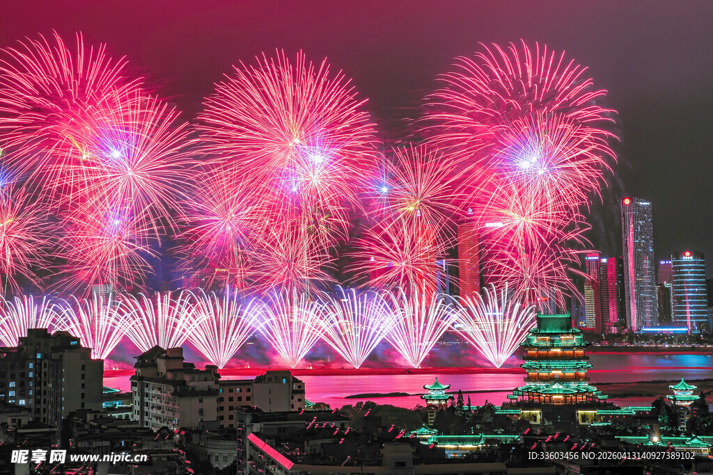 城市夜空绚丽烟花绽放