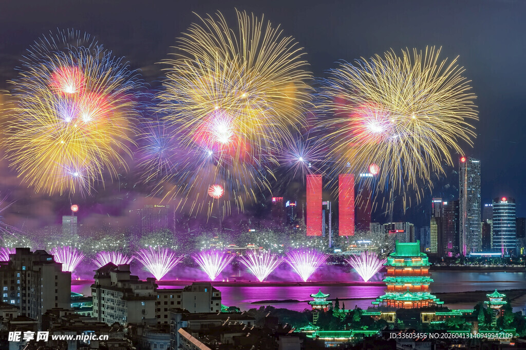 城市夜空绚烂烟花绽放