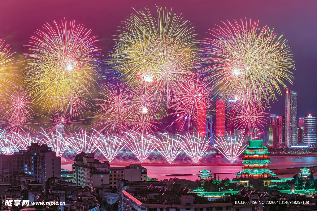 城市夜空中绚烂的烟花秀