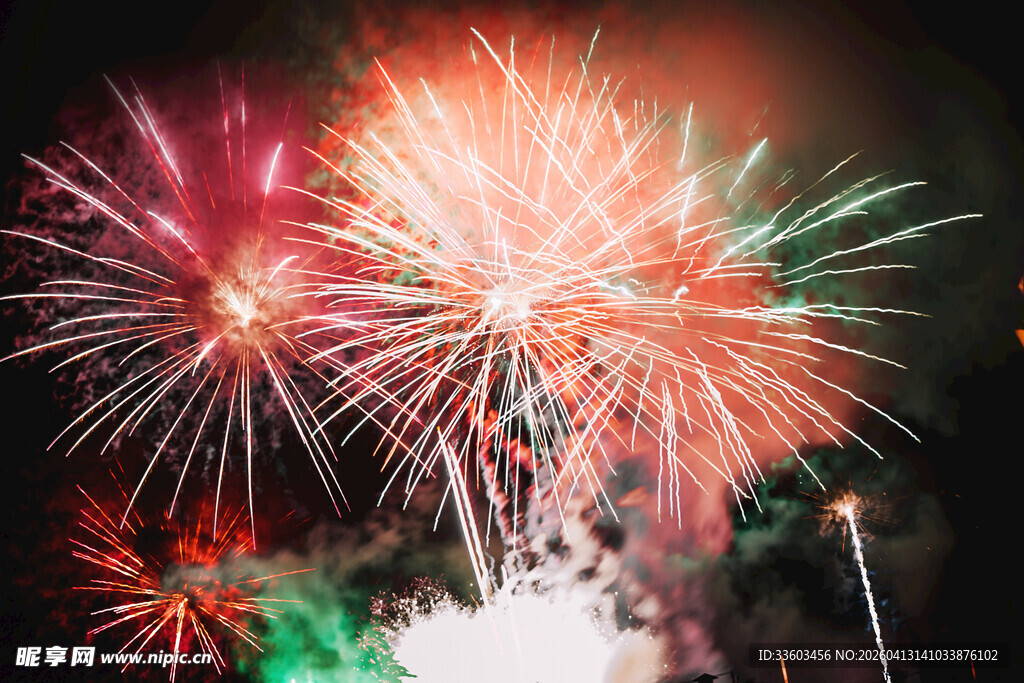 夜空中绚烂的多彩烟花