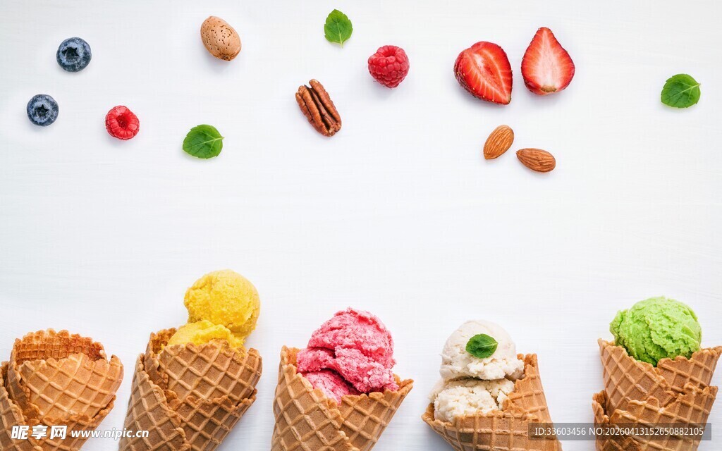 多彩冰淇淋与坚果水果