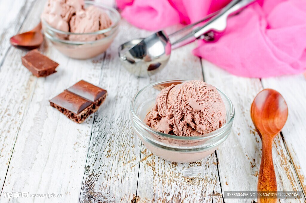 玻璃罐装美味巧克力冰淇淋