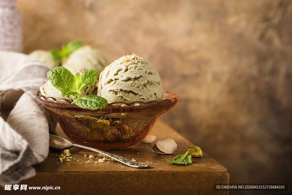 薄荷冰淇淋置于古朴容器中