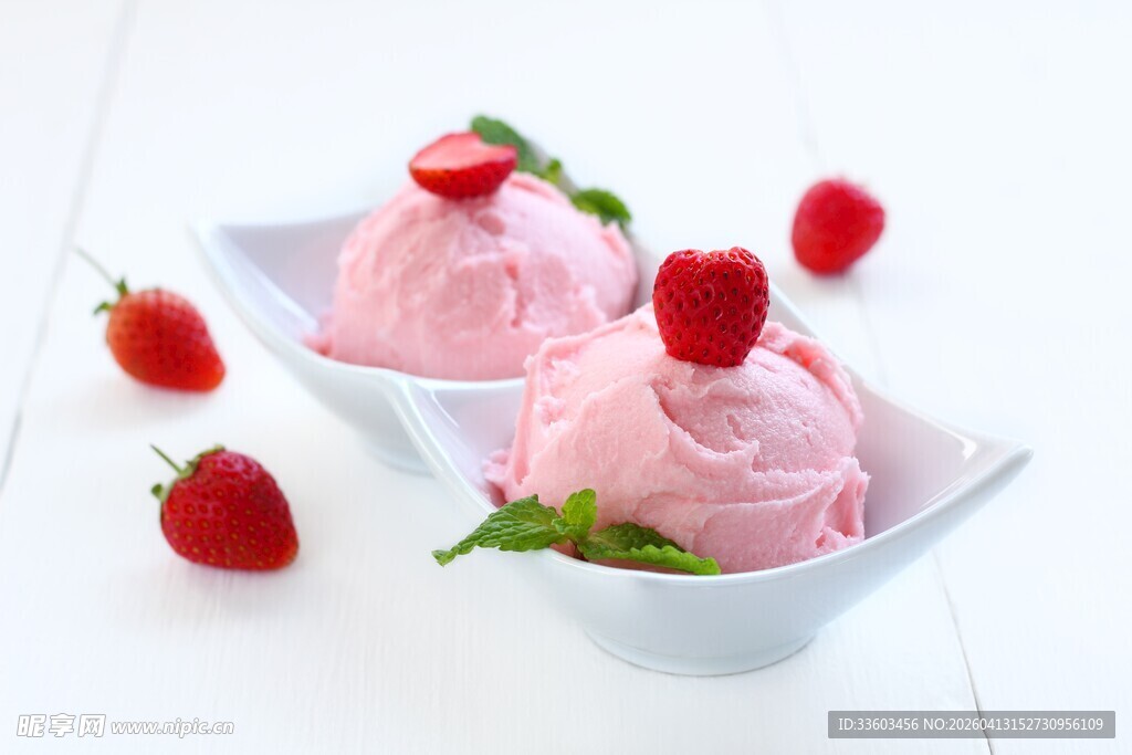 草莓味冰淇淋配新鲜草莓