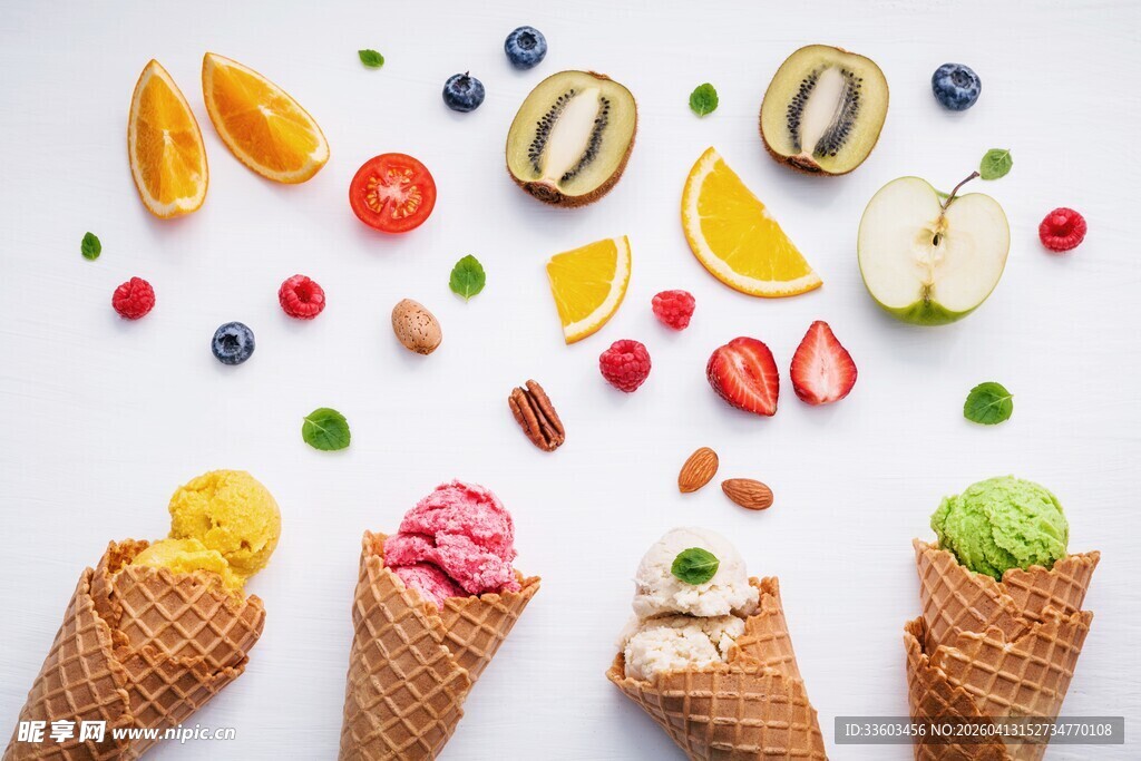 多彩冰淇淋与新鲜水果组合