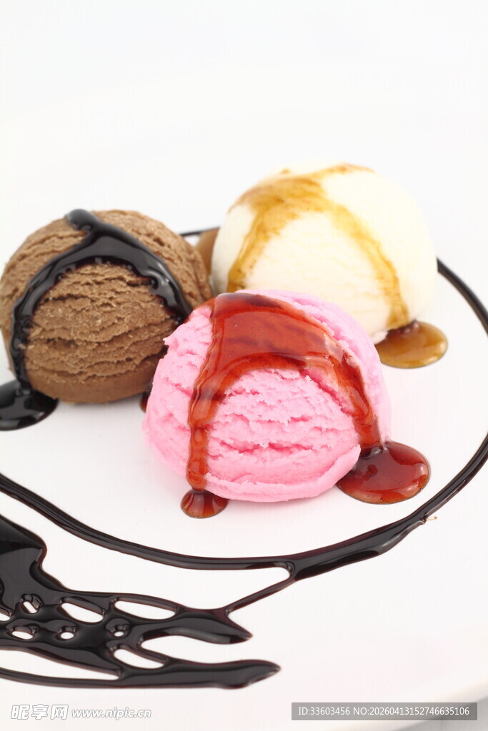三色美味冰淇淋甜点