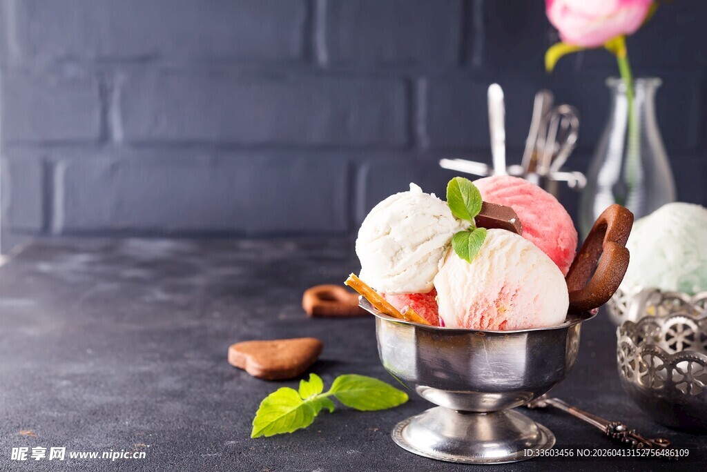 精致摆盘的彩色冰淇淋