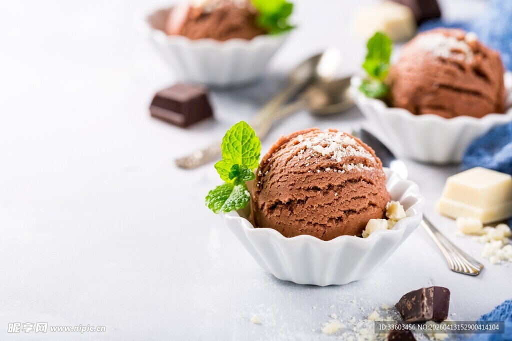 美味巧克力冰淇淋甜点