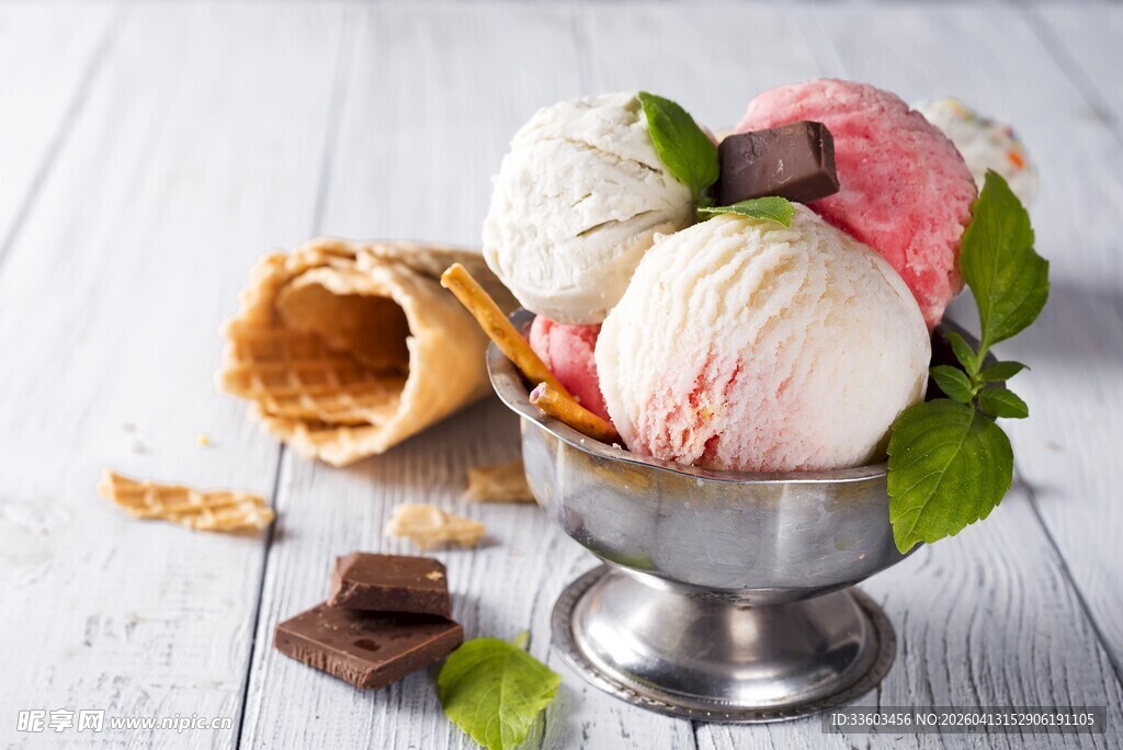 金属碗中的多彩冰淇淋