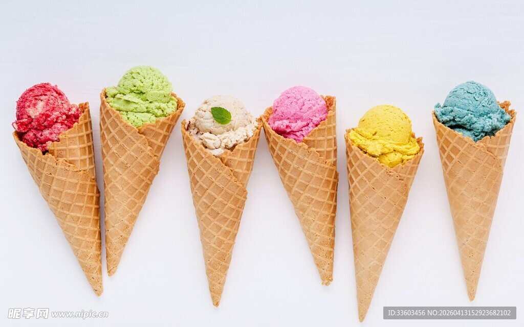多彩冰淇淋甜筒排列展示